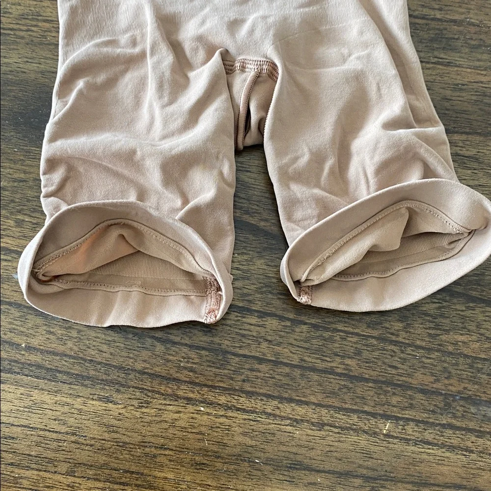 NEW SKIMS Seamless Sculpt Shapewear Shorts Womens XS Tan NWOT - Picture 5 of 5